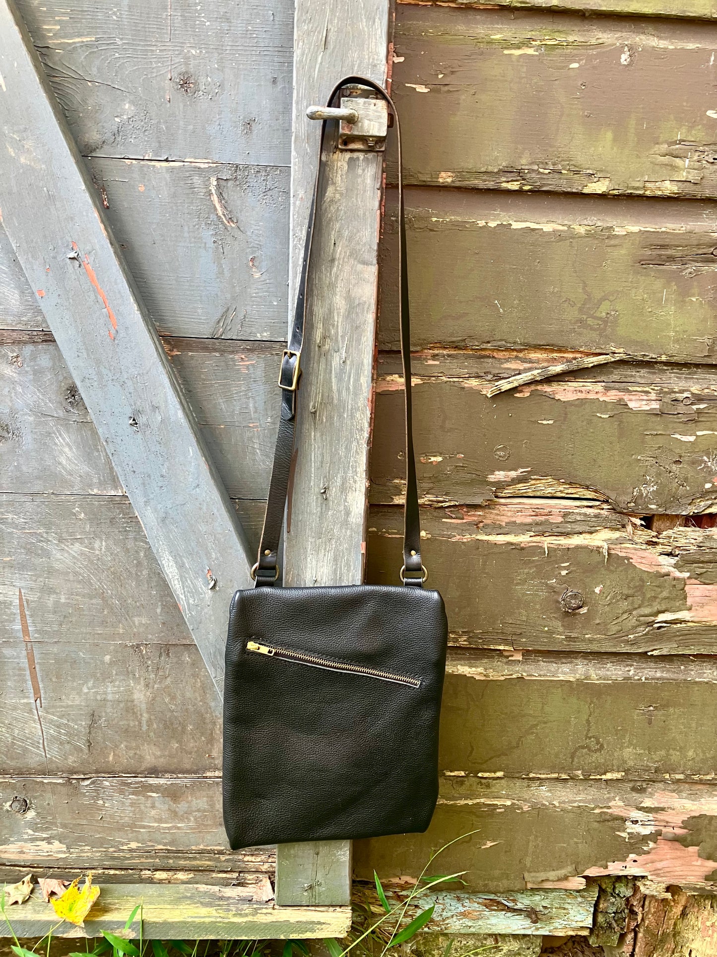 crossbody with zipper in black