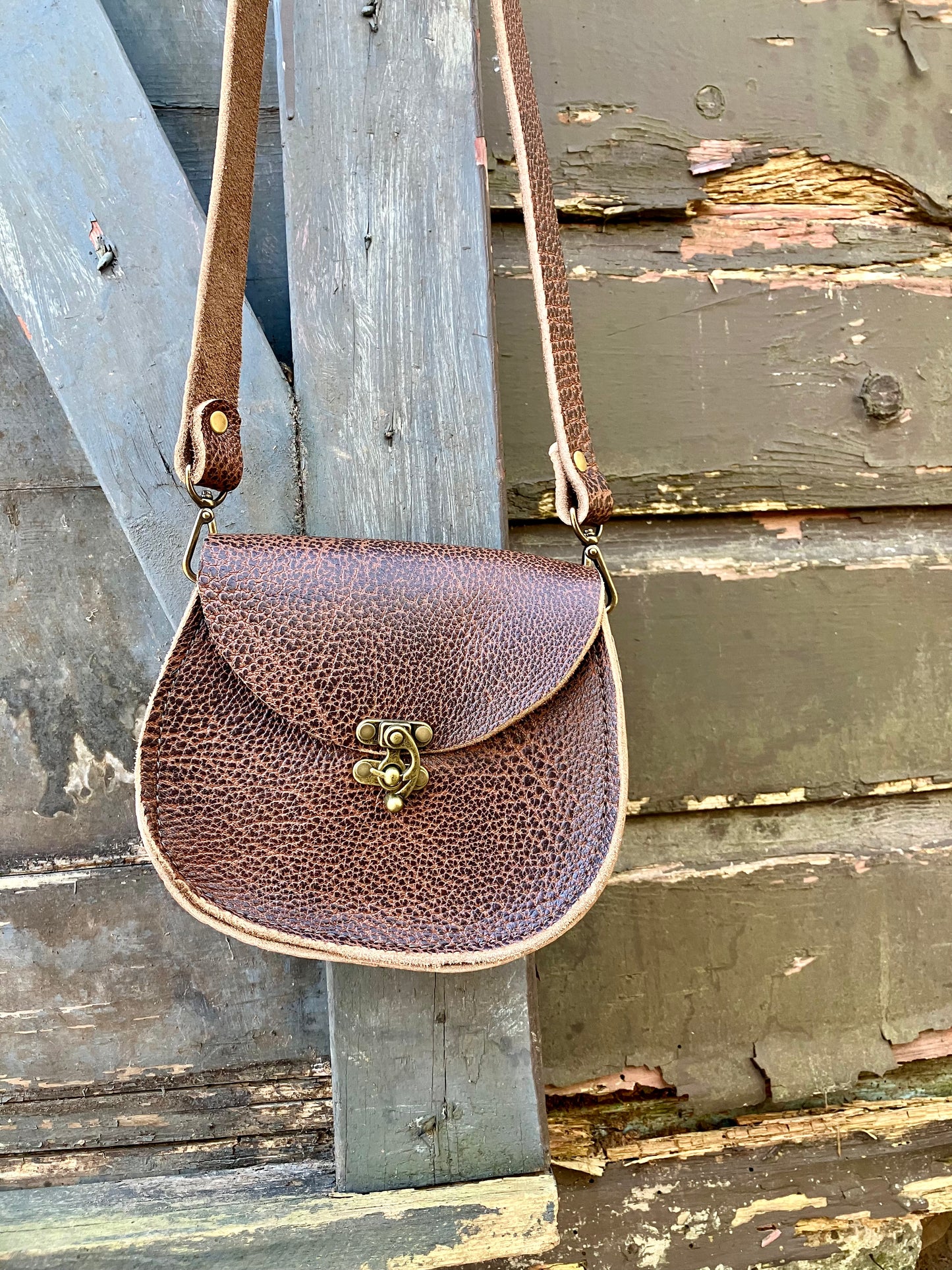 the pj hybrid crossbody in pebbled brown