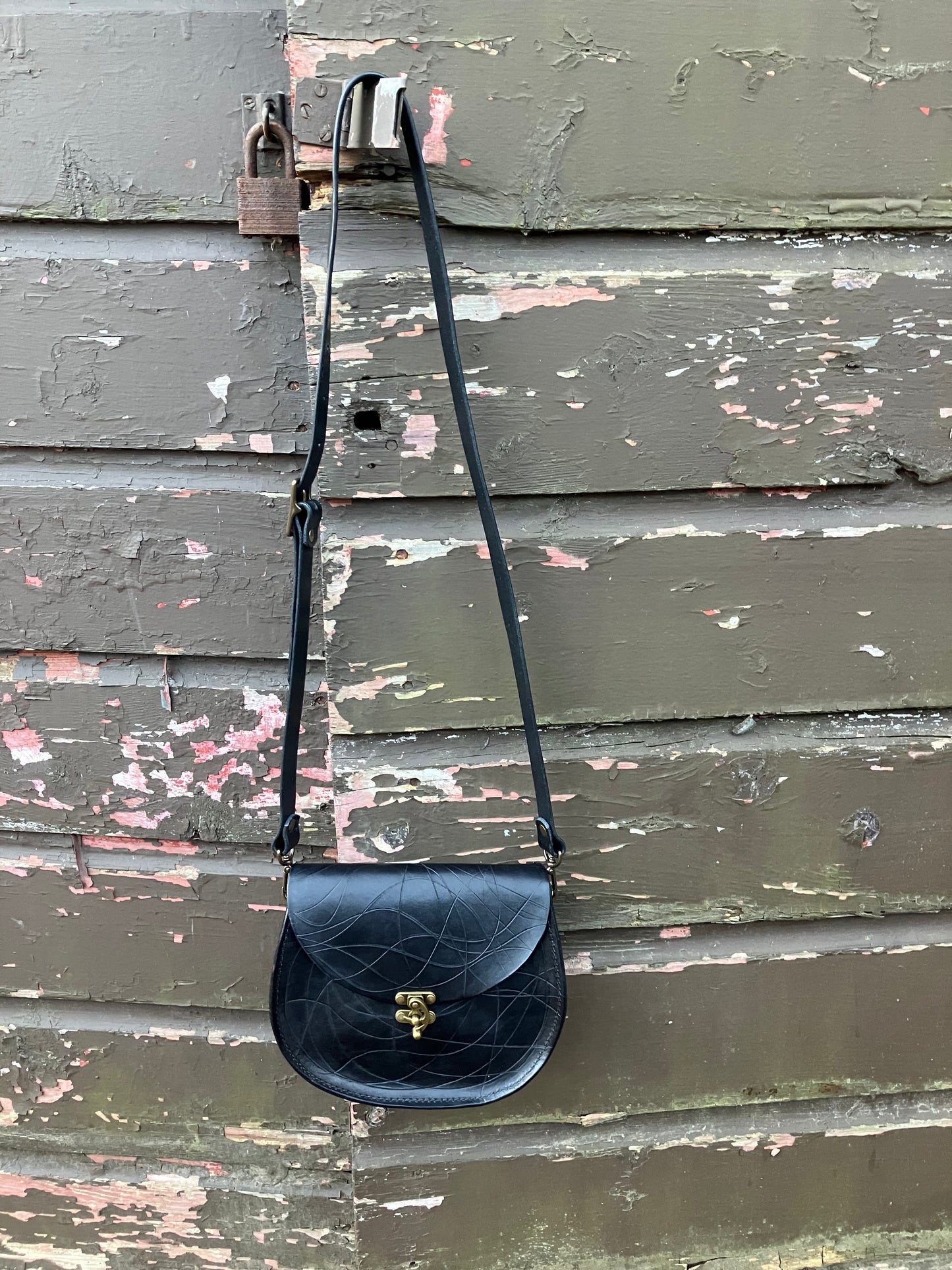 the sarah crossbody in black swirl (slash)