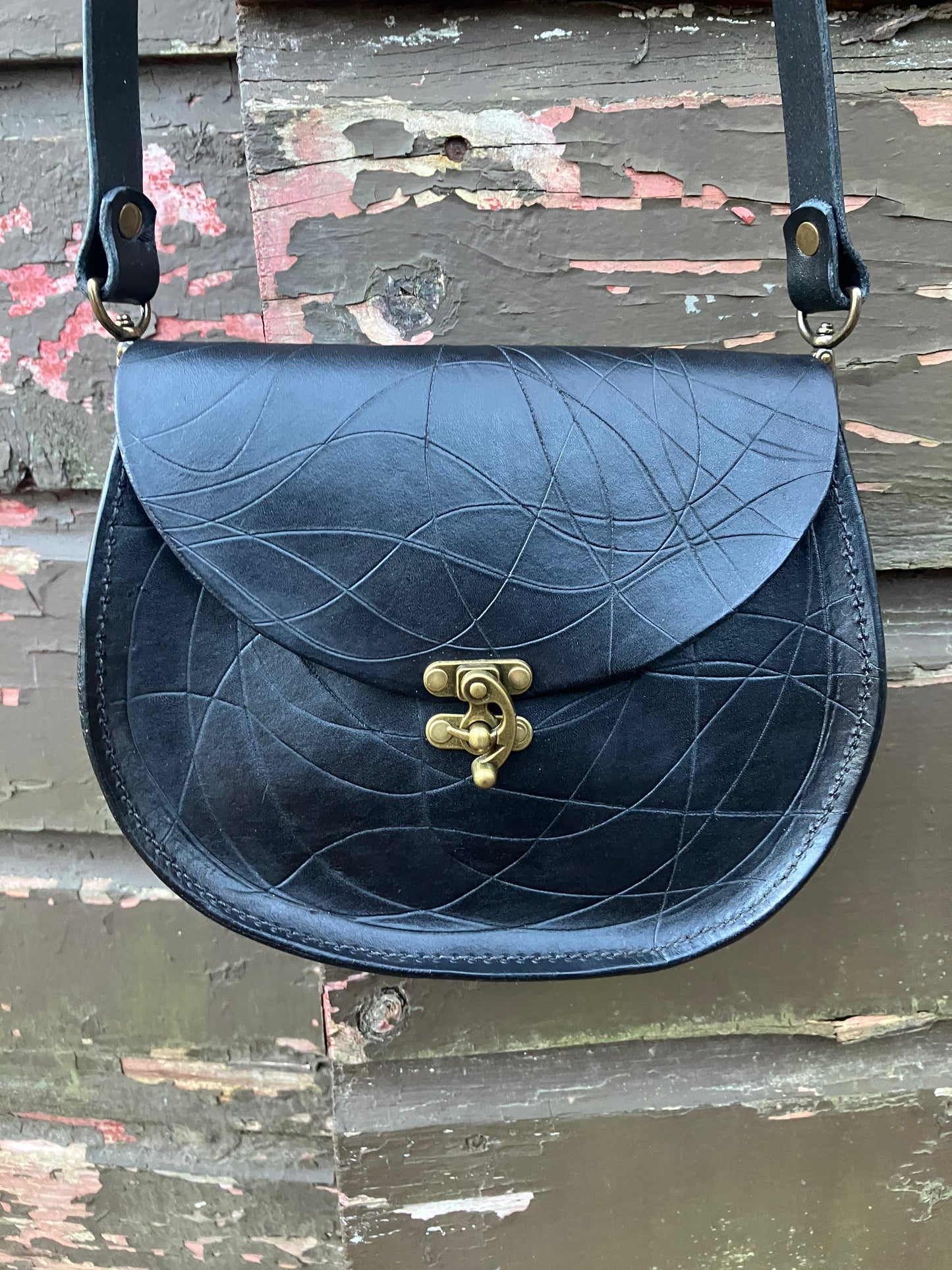 the sarah crossbody in black swirl (slash)