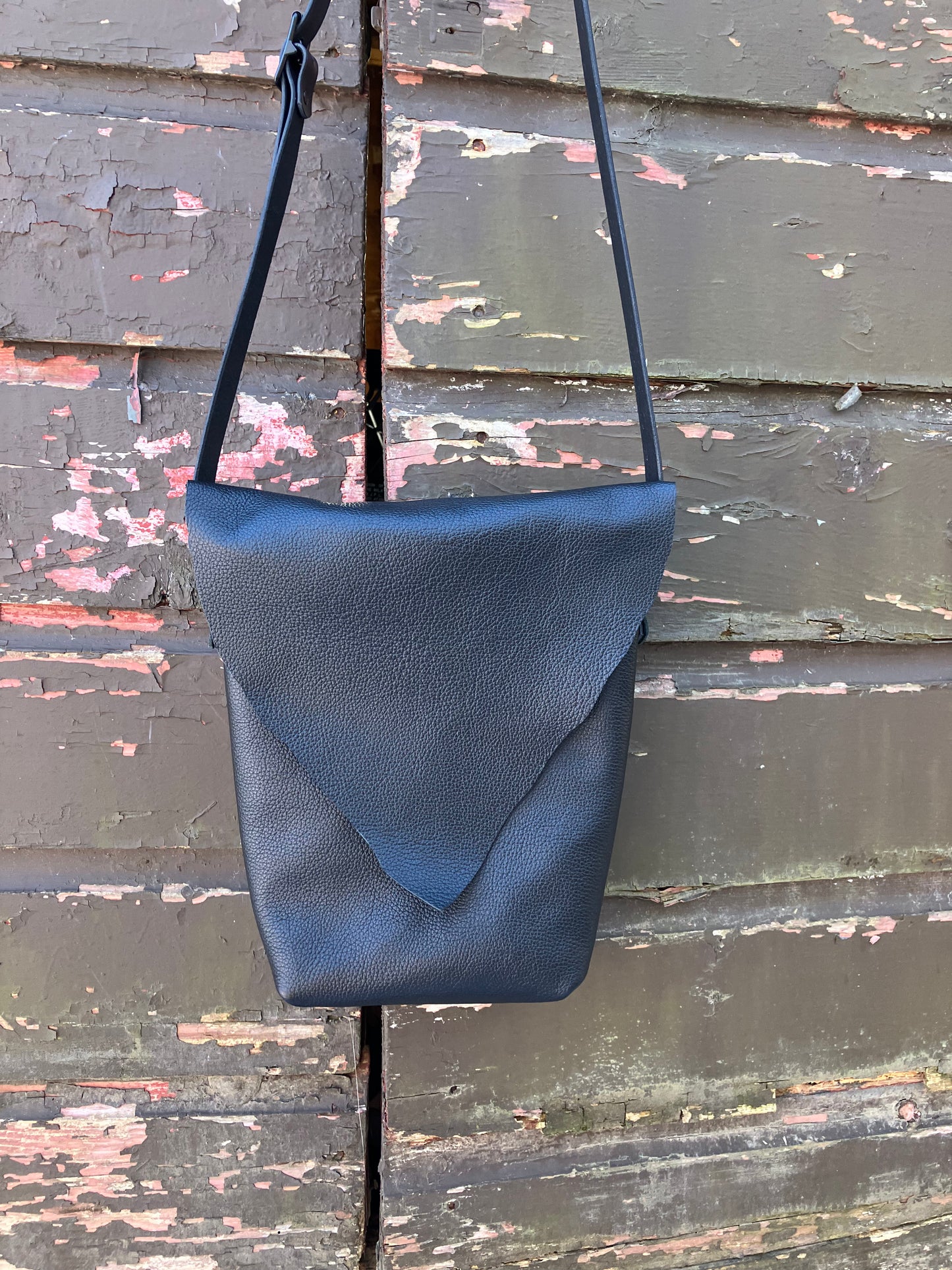 LEAF crossbody in black leather