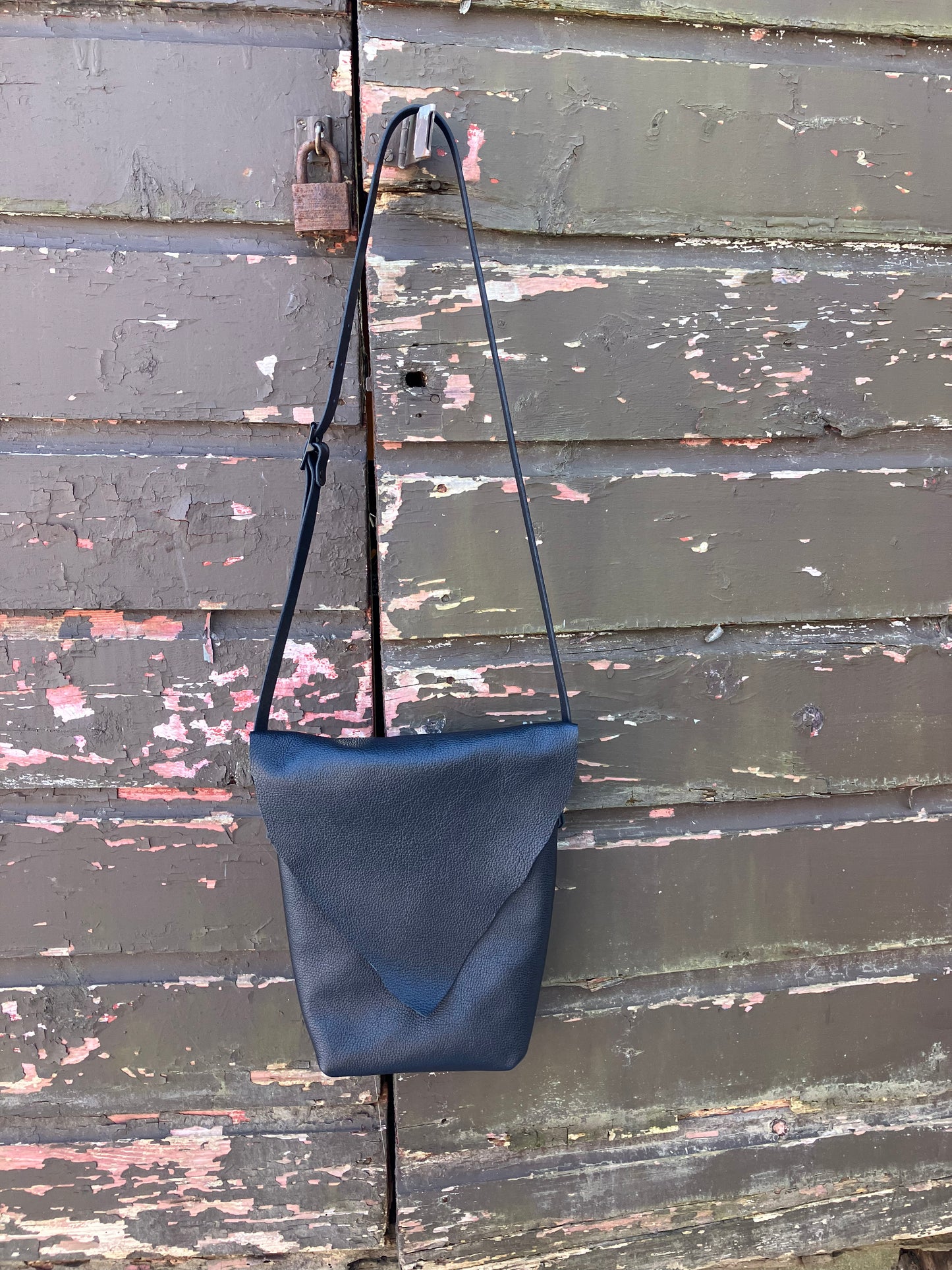 LEAF crossbody in black leather