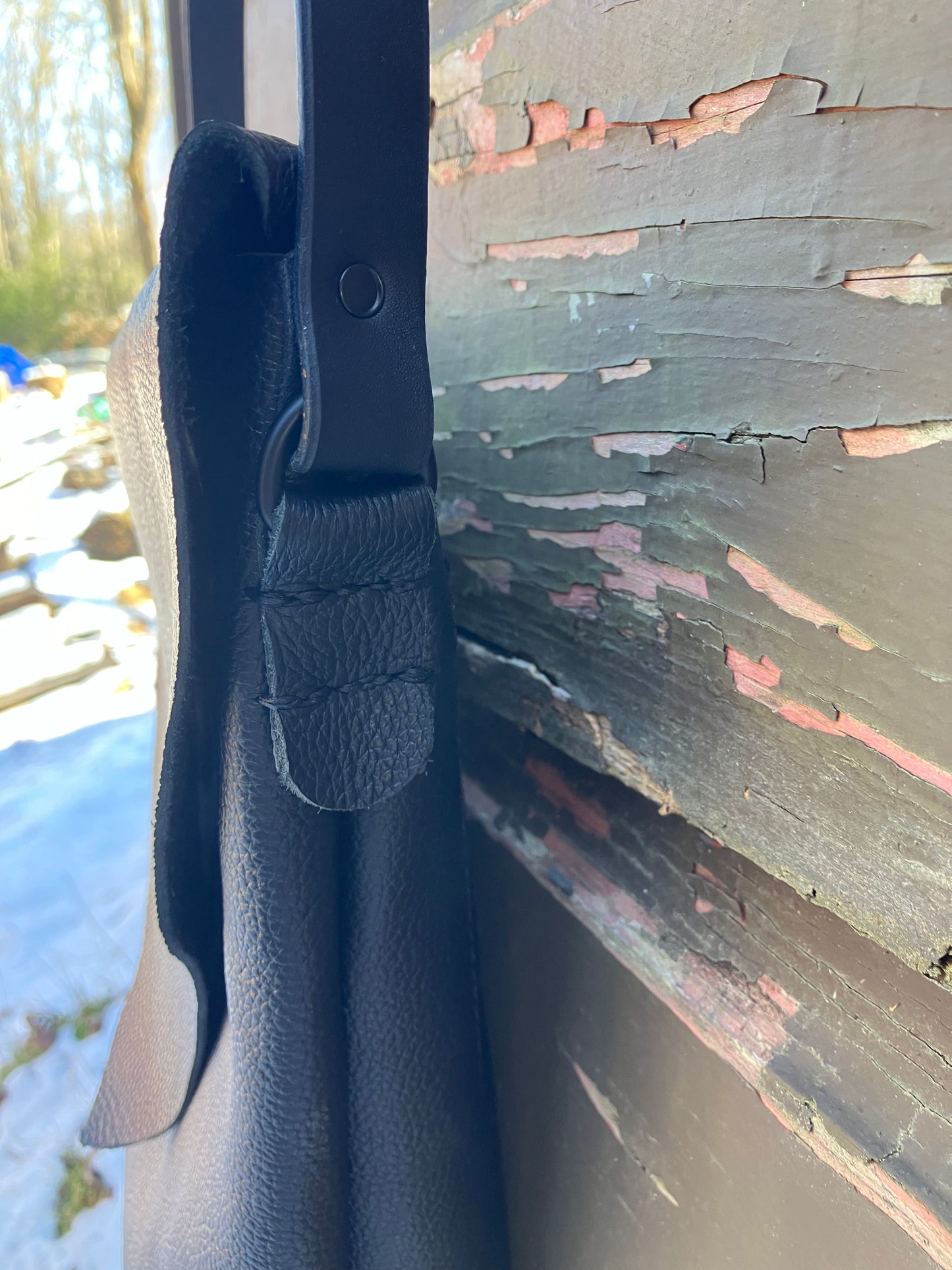 LEAF crossbody in black leather
